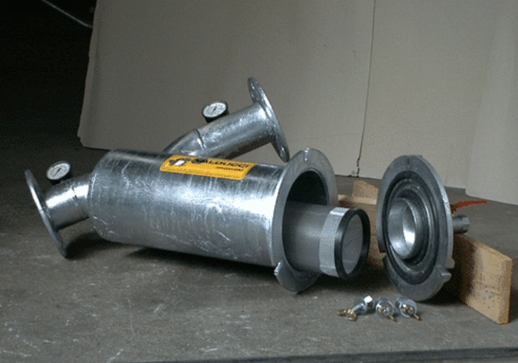 A végső megoldást a hidráns és az öntözőgép közé beépített hálós szűrő jelentette. (fotó: a szerző felvételei)