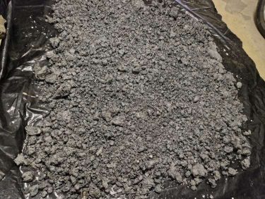 Biomassza hamuval stabilizált anyag a természetes eredetű talajjavítók korszerű felhasználásának példájaként. (fotó: a szerző felvétele)