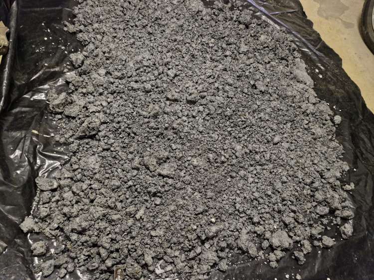 Biomassza hamuval stabilizált anyag a természetes eredetű talajjavítók korszerű felhasználásának példájaként. (fotó: a szerző felvétele)