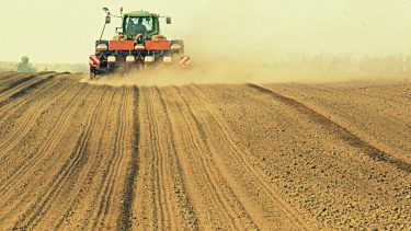 Száraz földeken vetnek tavasszal a Homokhátságon (Illusztráció: Horizont Média/archív)