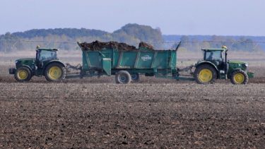 Szerves trágya kijuttatása szántóföldre növénytermesztés