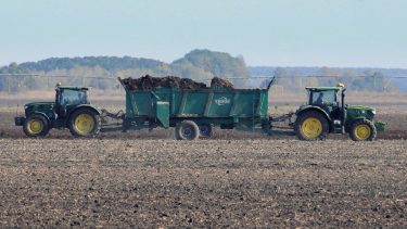 szerves trágya kijuttatása mezőgazdasági vontató traktor