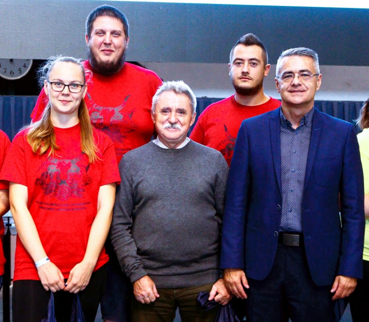 Gazdászverseny hallgatói csoportképen láthatók.