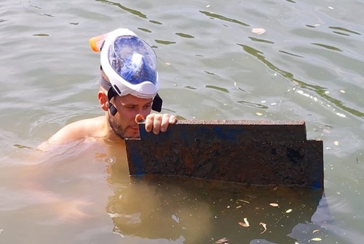 A képen a szívócsövek környezetének ellenőrzése látható merülés közben.A képen a szívócsövek környezetének ellenőrzése látható merülés közben.