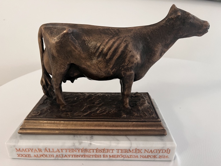 A mezőgazdaság legizgalmasabb idei fejlesztései kaptak elismerést az Alföldi Állattenyésztési Napokon. Kiderült a”hódmezős” élmezőny! Hódmezővásárhelyen az állattenyésztés és a növénytermesztés legígéretesebb fejlesztései kerültek reflektorfénybe. A XXXII. Alföldi Állattenyésztési és Mezőgazda Napok nagydíjasai között az idén talajtermékenységet javító megoldás, fotoszintézist fokozó biostimuláns, új takarmányozási technológia és korszerű állategészségügyi innovációk is helyet kaptak. Cikkünkben összegyűjtöttük a nagydíjasokat, a kategóriagyőzteseket és a teljes dobogós névsort. A közelgő kiállítás pedig újra alkalmat ad arra, hogy a szakma élőben is találkozzon ezekkel a fejlesztésekkel. Te melyik díjazott megoldást néznéd meg a legszívesebben élőben? #mezőgazdaság #agrár #AlföldiÁllattenyésztésiNapok #termékdíj #állattenyésztés #növénytermesztés #agrárinnováció #Hódmezővásárhely