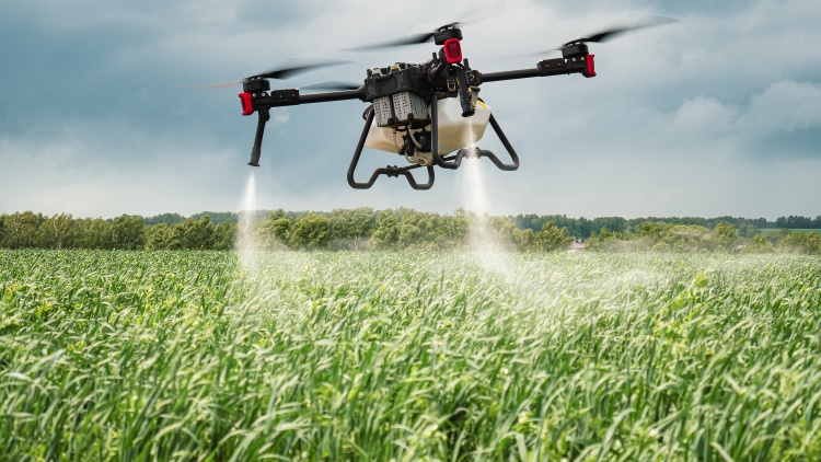 Drónos növényvédelmi permetezés: már 8 szer engedélyezett