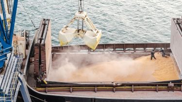 Gabona berakodása tengeri szállításra tankerhajóba