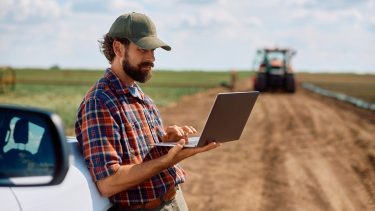 gazda laptop traktor szántóföld növénytermesztés