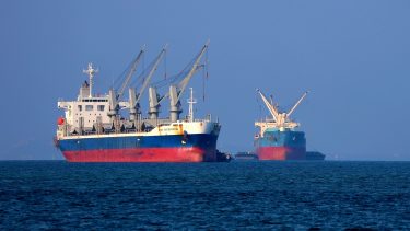 Kereskedelmi hajú a Hormuzi-szorosban: globális agrár-sokkot okozhat a geopilitikai-logisztikai káosz (Fotó: Shutterstock)