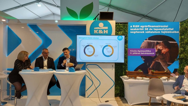 K&H sajtótájékoztató Hódmezővásárhelyen a K&H standján