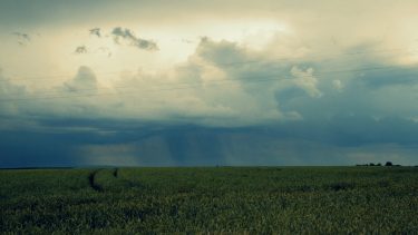 szántóföld eső esőfelhők csapadék időjárás