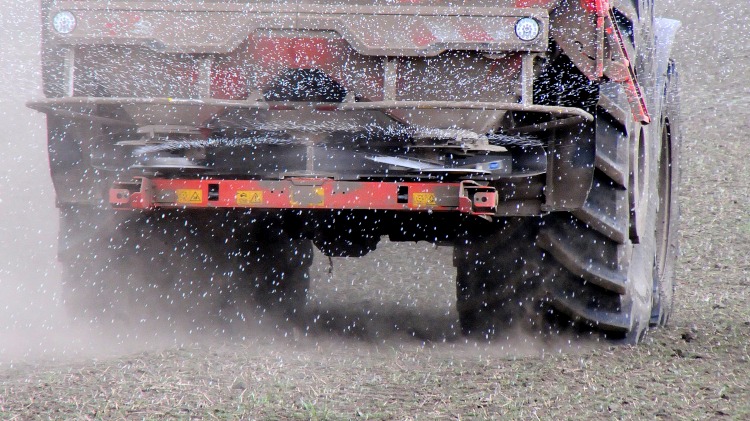 műtrágya repítőtárcsás műtrágya-kijuttatás traktor szántóföld