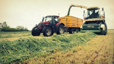 rend rendkezelés kaszálék szállító traktor