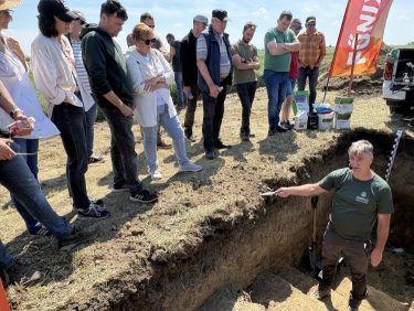 Dr. Dobos Endre talajszelvény elemzés közben a Betamag csabacsűdi rendezvényén
