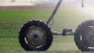 vízpára vízcseppek öntözőrendszer szántóföld traktor szárazság