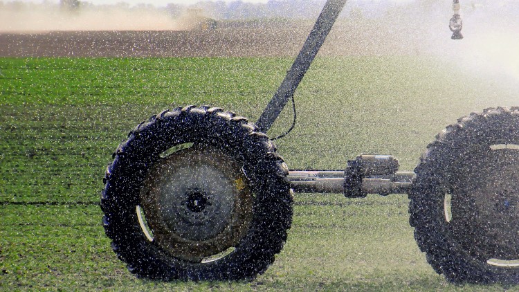vízpára vízcseppek öntözőrendszer szántóföld traktor szárazság