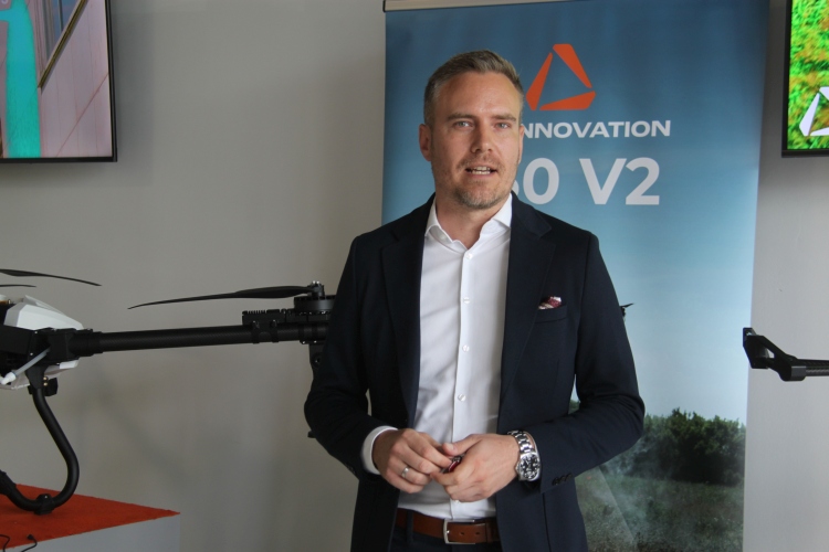 Keczer Máté köszönti az ABZ Drone sajtótájékoztatóján az újságírókat