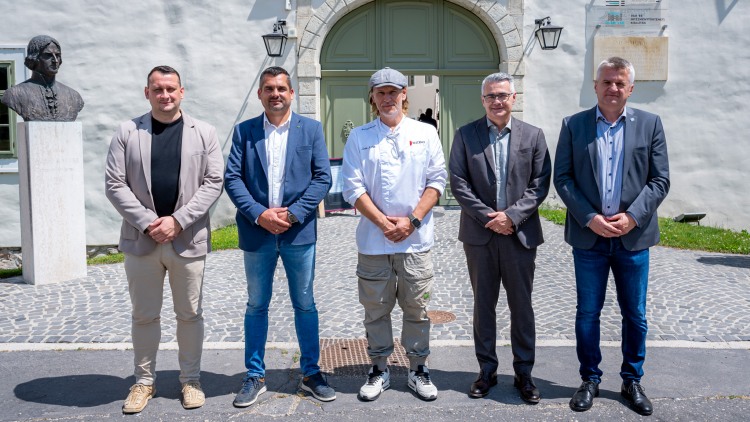 Dr. Ásványi Balázs, az Albert Kázmér Mosonmagyaróvári Kar vállalati kapcsolatokért felelős dékánhelyettese, Bakos István Attila, az Uni-Agro Kft. ügyvezetője, a Szabi a pék néven ismert Szabadfi Szabolcs, dr. Tóth Tamás kutatóprofesszor, dékán és Bene Zoltán, a Karintia Kft. cégvezetője. (Fotó: Adorján András)