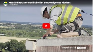 A Wingzaway elektromágneses madárriasztó rendszerének telepítése egy mezőgazdasági létesítmény tetején.