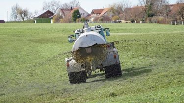műtrágya röpítőtárcsás kijuttatás szóró traktor szántó lakóövezet
