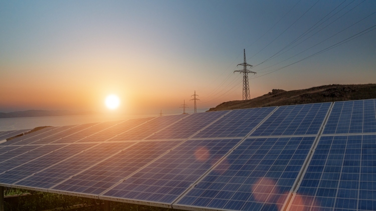 Napelemek és villamosenergia-hálózat egy európai energetikai létesítménynél