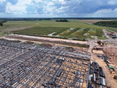 Építkezés mellett fekvő mezőgazdasági terület