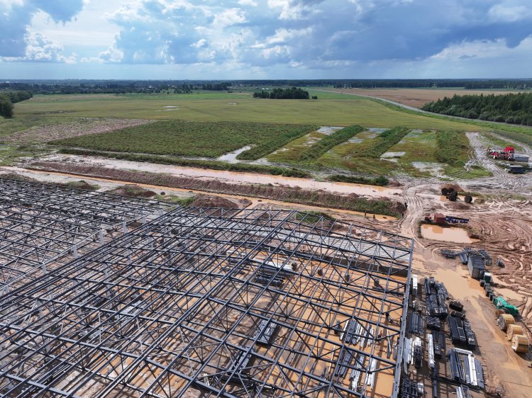 Építkezés mellett fekvő mezőgazdasági terület