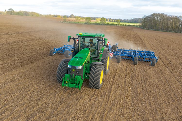 John Deere talajművelés közben