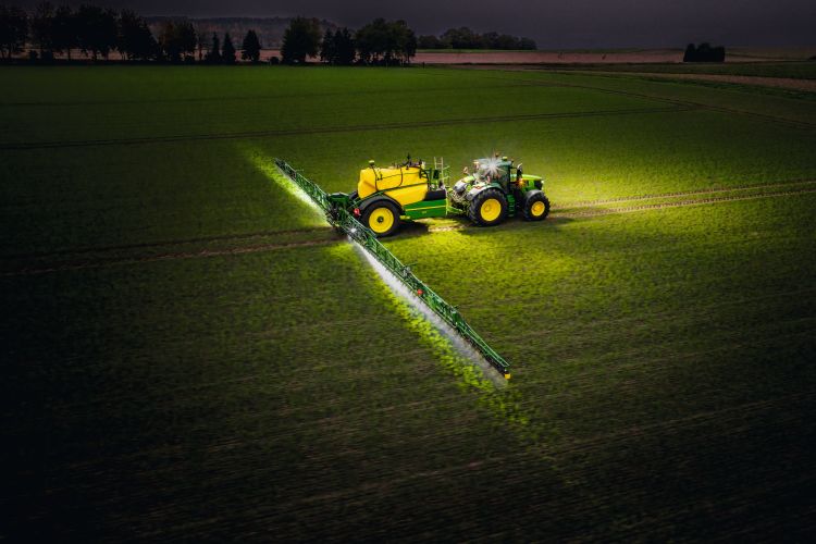 Éjszakai John Deere permetezés