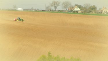 szántóföld traktor szárazság tarra művelt termőtalaj